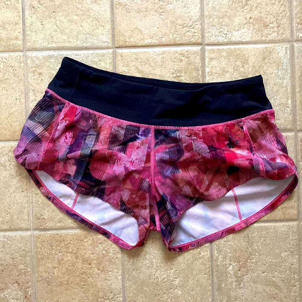 Size 4 Lulu lemon athletic shorts ! Low rise 2.5”